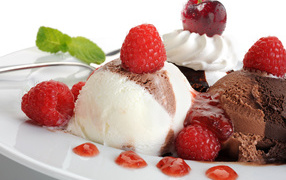 Шарики шоколадного и ванильного мороженого с ягодами малины и вишни