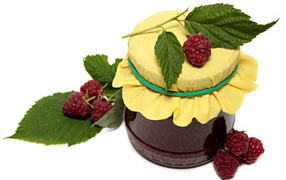 Банка малинового джема со свежей малиной на белом фоне