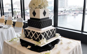 Красивый большой черно-белый свадебный торт