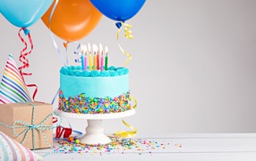 Красивый торт на день рождения с воздушными шарами и подарком