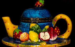 Красивый торт в виде чайника на черном фоне 