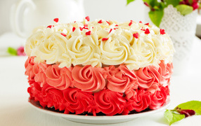 Красивый праздничный торт с красным и белым масляным кремом
