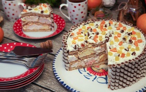 Красивый зефирный торт на праздничном столе 