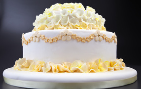 Красивый белый свадебный торт