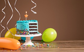Торт на день рождения с одной свечкой и воздушными шарами