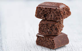 Черный пористый шоколад крупным планом