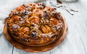 Пирог с яблоками и орехами на столе