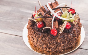 Торт с шоколадом и ягодами вишни к празднику