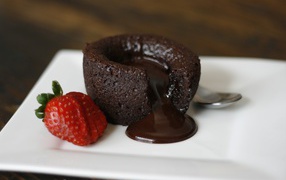 Пирожное с шоколадом и свежей клубникой