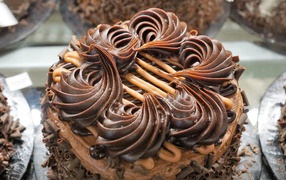 Пирожное с шоколадным кремом и стружкой