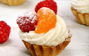 Пирожное со сливками, долькой мандарина и малиной