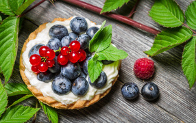 Пирожное со сливками и свежими ягодами смородины, черники и малины