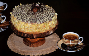 Торт с нарисованной паутиной и чашка кофе 