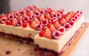 Пирожное чизкейк с ягодами малины и клубники