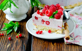 Cheesecake with red currants and raspberries
