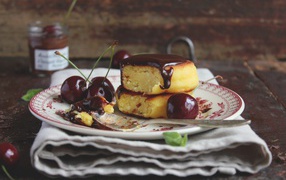 Cheesecakes with chocolate and cherries