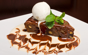 Шоколадное пирожное с шариком сливочного мороженого 