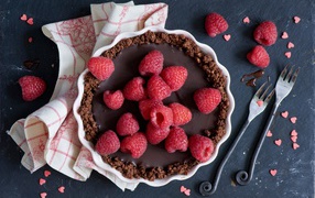 Шоколадный торт со свежей малиной 