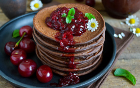 Шоколадные панкейки с вишней 