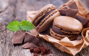 Шоколадные сладкие макаруны с мятой