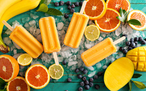 Цитрусовое мороженое на палочке со свежими фруктами