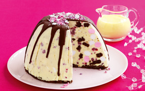 Вкусный десерт с шоколадом на розовом фоне