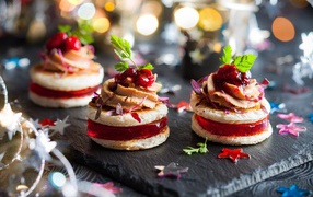 Вкусный десерт с мармеладом и кремом