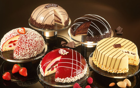 Вкусные разные торты на столе