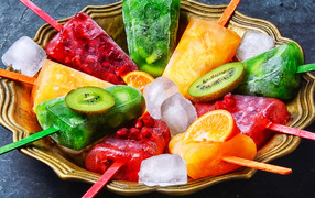 Вкусное фруктовое мороженое на палочке