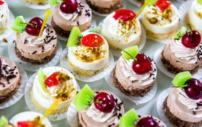 Вкусные сладкие пирожные с ягодами на десерт