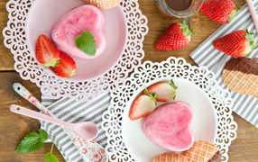 Десерт в форме сердца на тарелке со свежей клубникой