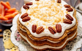 Праздничный торт со сливочным кремом и орехами 