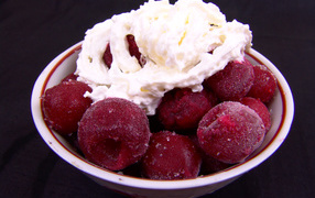 Frozen cherries to a plate with cream