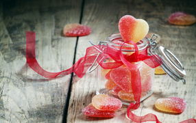 Мармеладные конфеты в форме сердца в стеклянной банке
