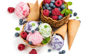 Шарики фруктового мороженого с ягодами и вафельными рожками