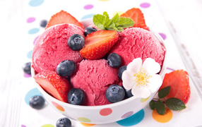 Шарики фруктового мороженого с ягодами клубники и черники