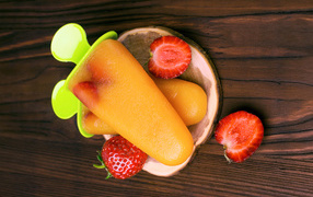 Фруктовое мороженое на палочке с клубникой