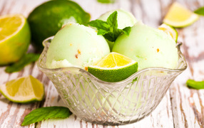Фруктовое мороженое с лаймом и мятой 