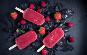 Фруктовое мороженое с ягодами малины, клубники и кубиками льда