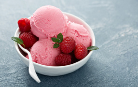 Фруктовое розовое мороженое с малиной 