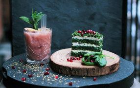 Зеленое мятное пирожное с коктейлем 