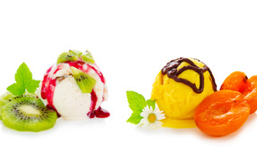 Шарики мороженого с киви и абрикосами на белом фоне