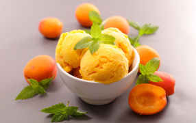 Шарики мороженого с листьями мяты и свежими абрикосами