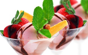 Шарики мороженого с ягодами клубники и листьями мяты