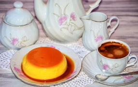 Желе на столе с кофе и сервизом на завтрак