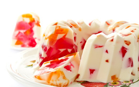 Молочный десерт из желатина на белом фоне  