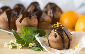 Маффины с шоколадом на столе с белыми цветами жасмина 