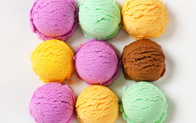 Разноцветные аппетитные шарики мороженого на белом фоне