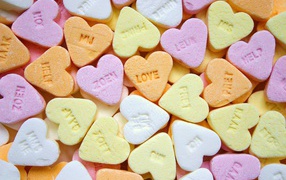 Разноцветные конфеты в форме сердечек с надписями
