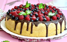 Пирог с шоколадом и свежими ягодами малины и черники 